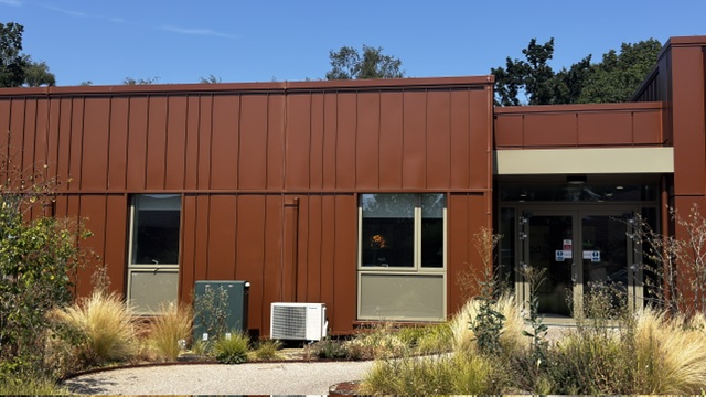 Single-storey school building with air conditioning units installed outside