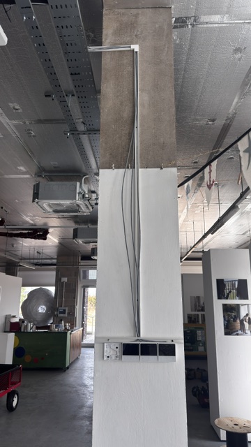 Trunking and ceiling cassette in an open-plan space